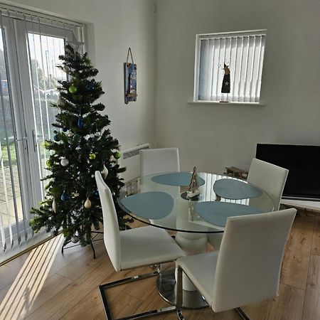 Coastal Apartment With Beach On Your Doorstep! Лланеллі Екстер'єр фото