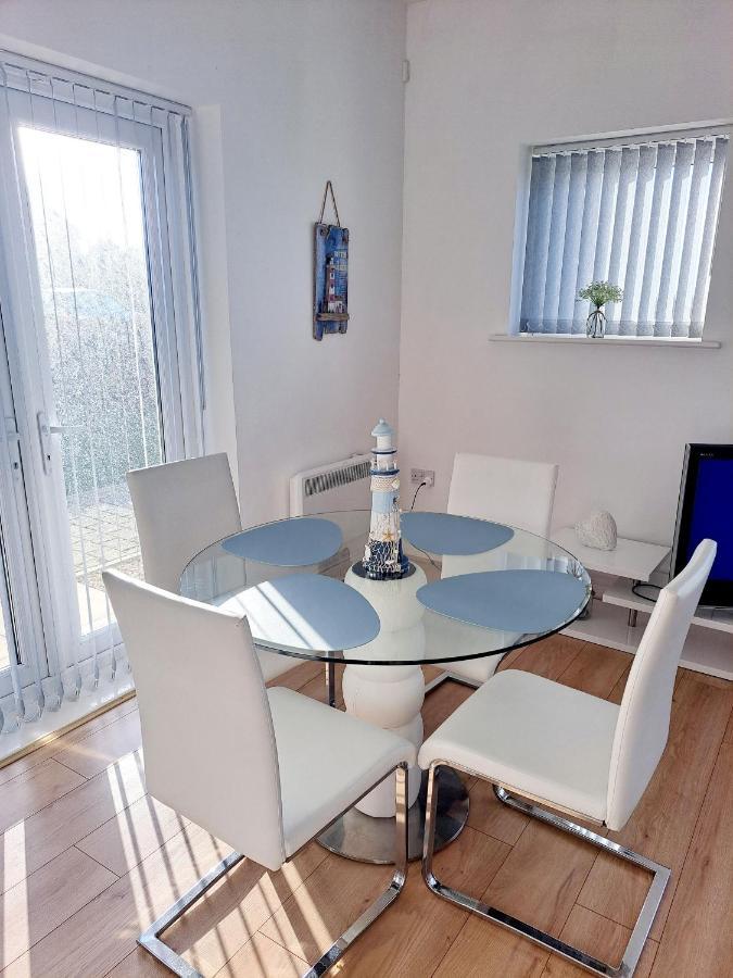 Coastal Apartment With Beach On Your Doorstep! Лланеллі Екстер'єр фото